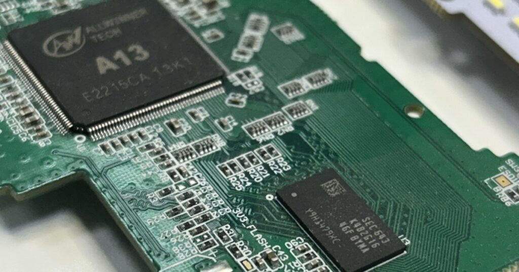 Embedded board with an application processor and a DDR3 memory chip