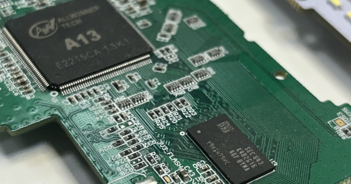 Embedded board with an application processor and a DDR3 memory chip